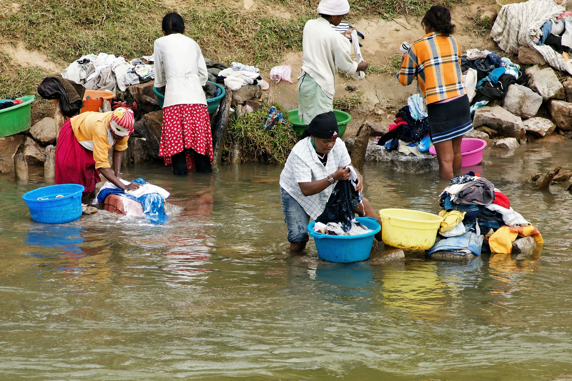 Wäschewaschen an der Pont Jumeaux über dem Ikopa-Fluss